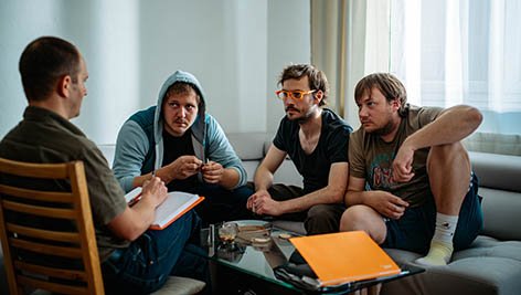 Мужчины сидят и общаются с врачом